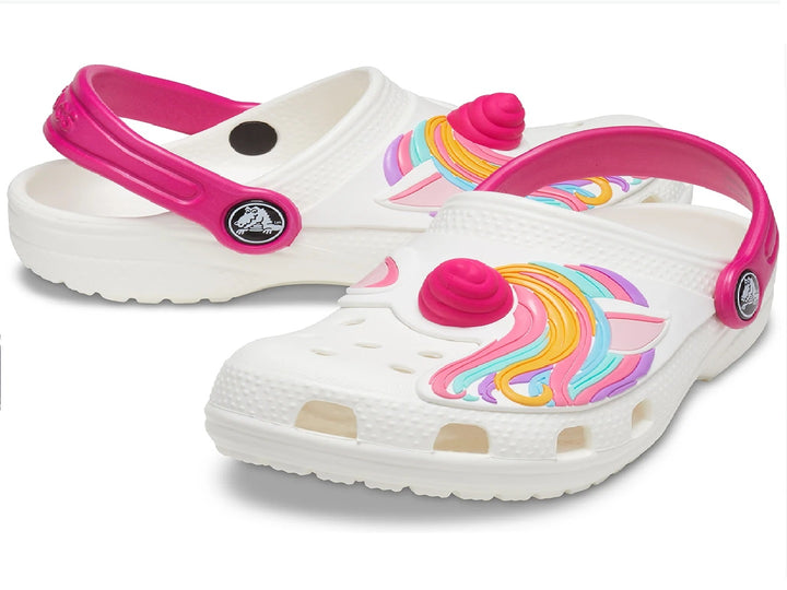 Zuecos Crocs blancos para niña con detalles de unicornio multicolor y correa rosa.