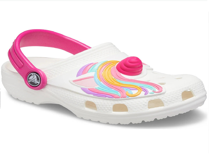 Zuecos Crocs blancos para niña con detalles de unicornio multicolor y correa rosa.