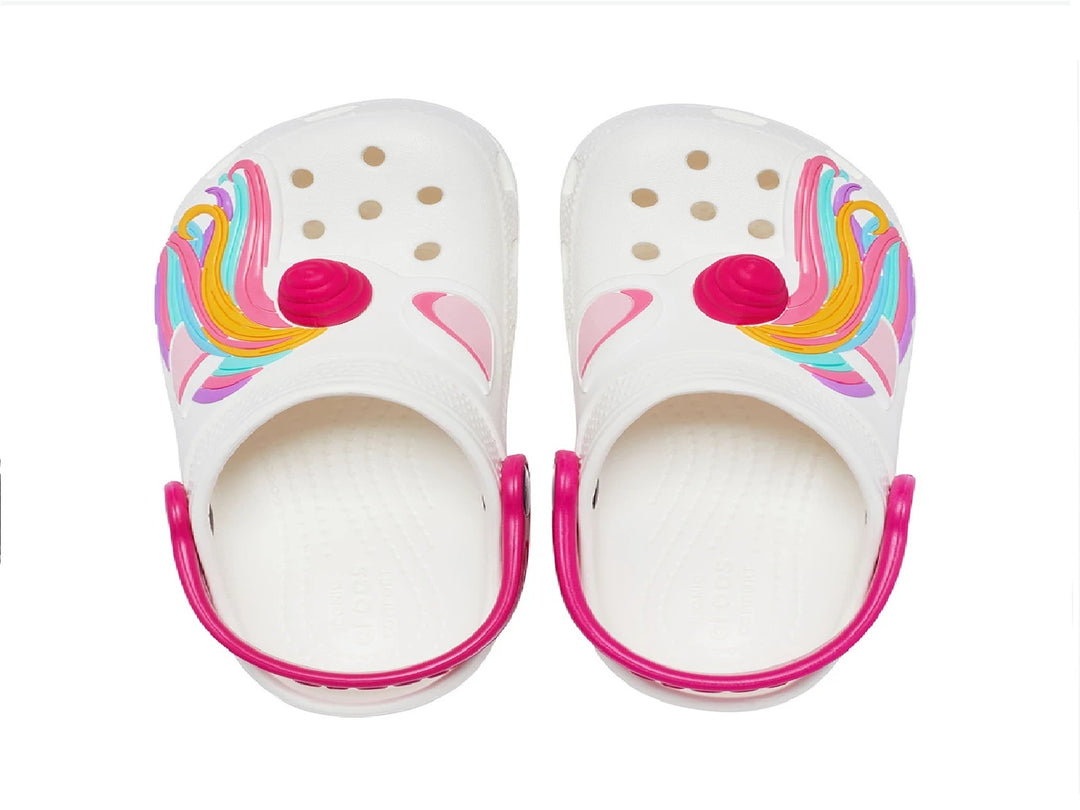 Zuecos Crocs blancos para niña con detalles de unicornio multicolor y correa rosa.