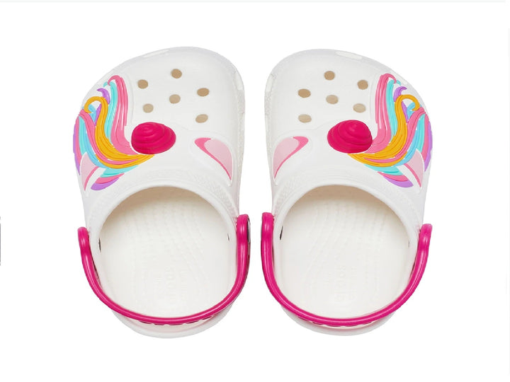 Zuecos Crocs blancos para niña con detalles de unicornio multicolor y correa rosa.