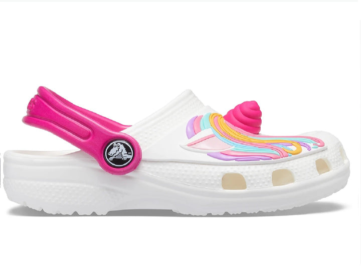 Zuecos Crocs blancos para niña con detalles de unicornio multicolor y correa rosa.