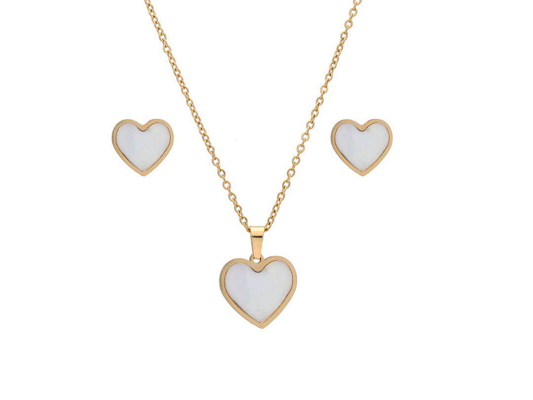 Set de collar y aretes dorados con dijes en forma de corazón de color blanco.