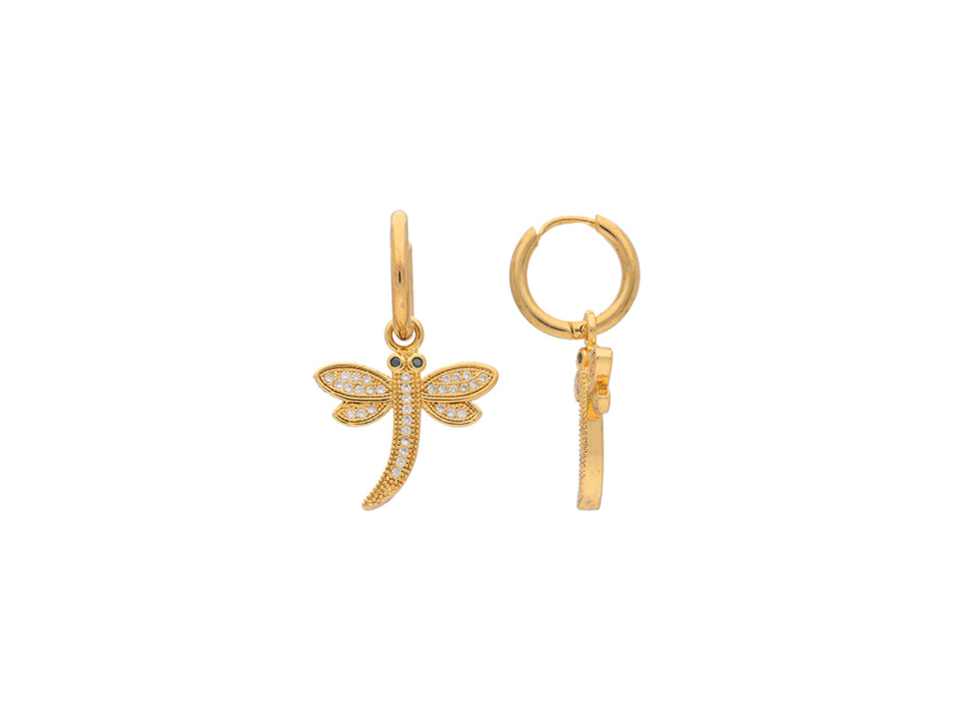 Par de aretes de oro en forma de libélula con detalles de cristales blancos.
