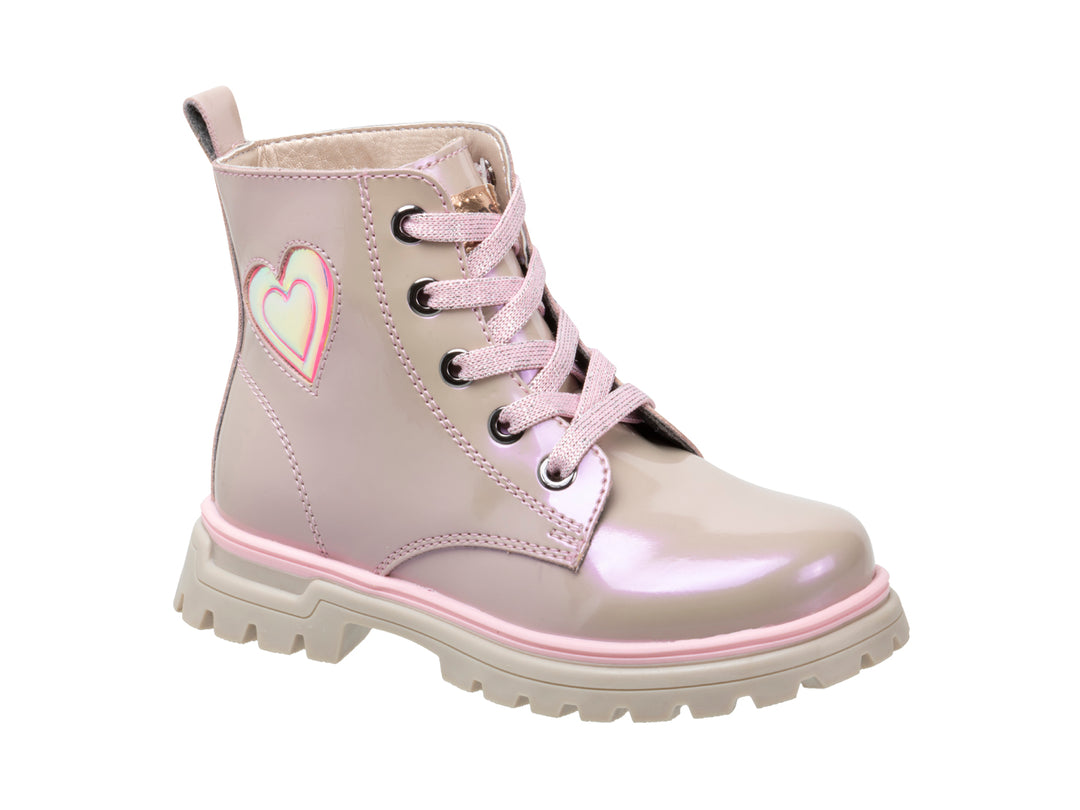 Bota infantil color beige brillante con detalle de corazón y suela track.