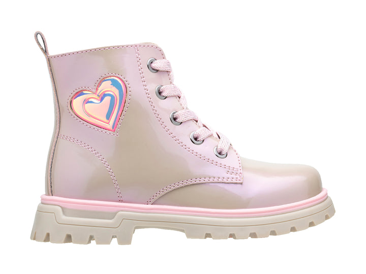 Bota infantil color beige brillante con detalle de corazón y suela track.