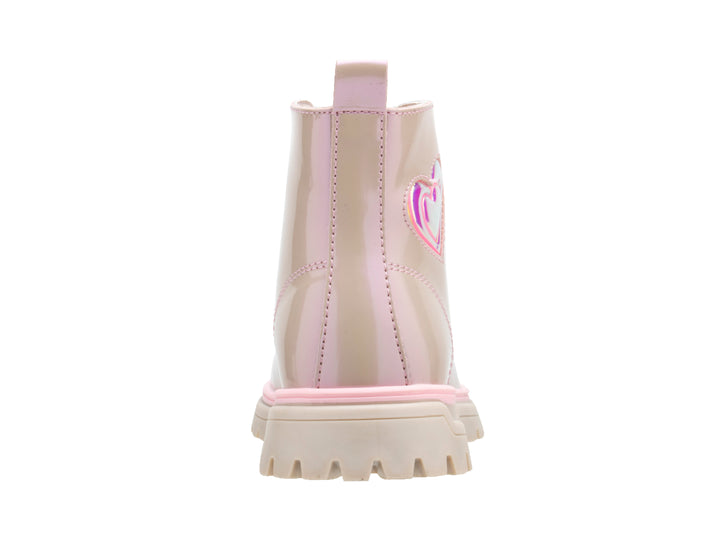 Bota infantil color beige brillante con detalle de corazón y suela track.