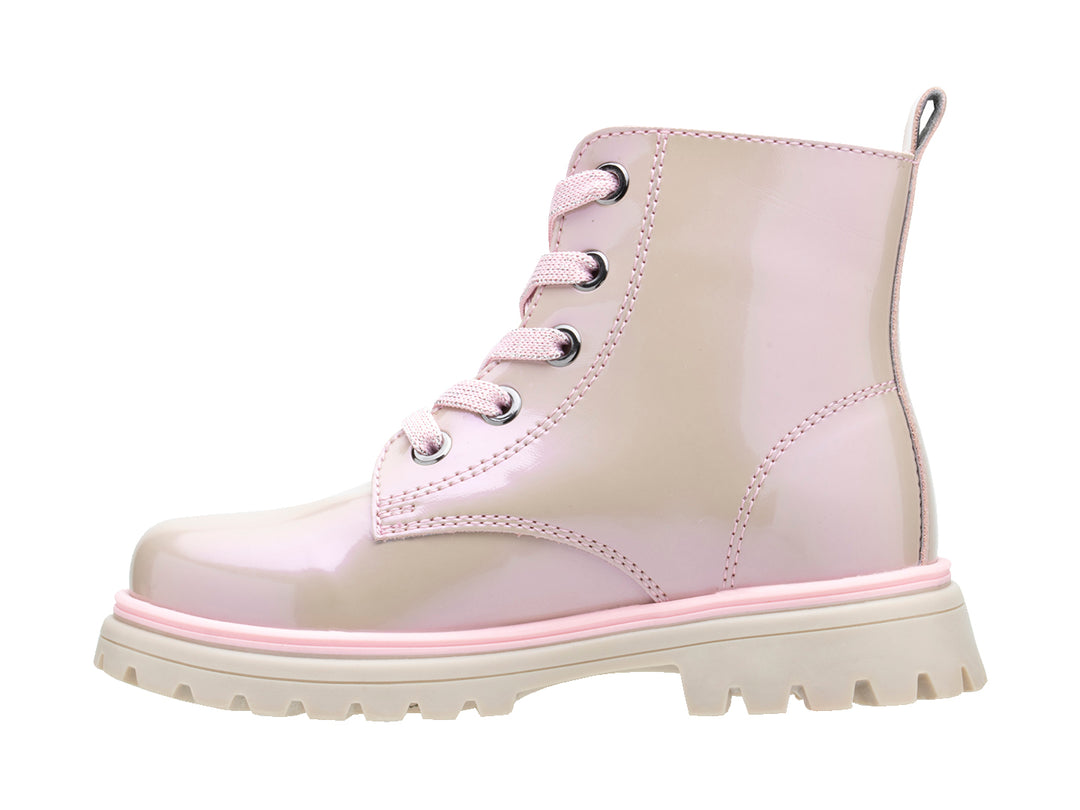 Bota infantil color beige brillante con detalle de corazón y suela track.