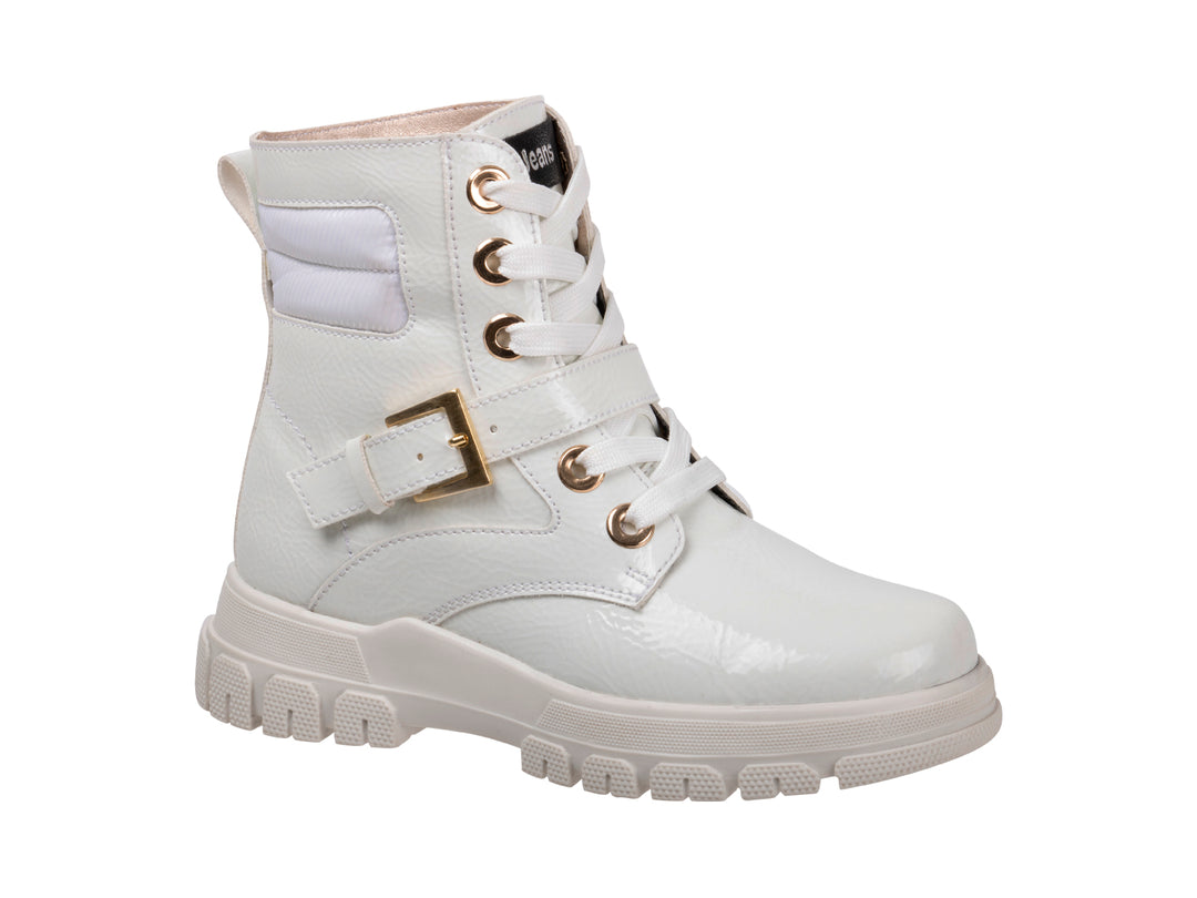 Botas blancas para niña con suela gruesa, detalles en dorado y cierre de agujetas con hebilla decorativa.