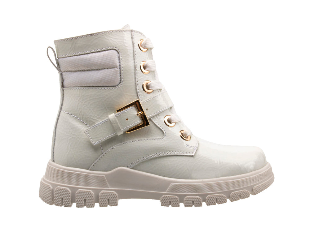 Botas blancas para niña con suela gruesa, detalles en dorado y cierre de agujetas con hebilla decorativa.
