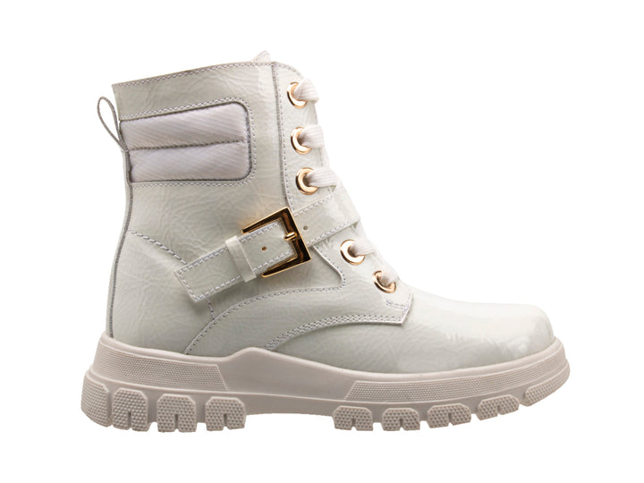 Botas blancas para niña con suela gruesa, detalles en dorado y cierre de agujetas con hebilla decorativa.
