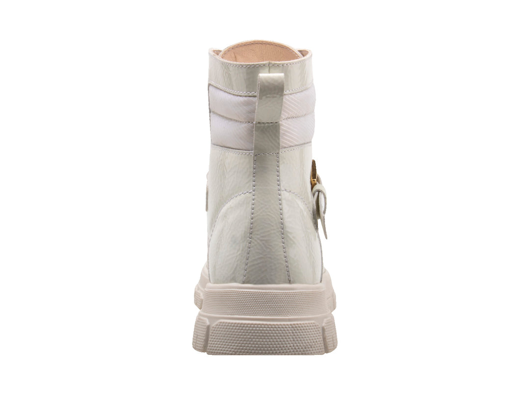 Botas blancas para niña con suela gruesa, detalles en dorado y cierre de agujetas con hebilla decorativa.