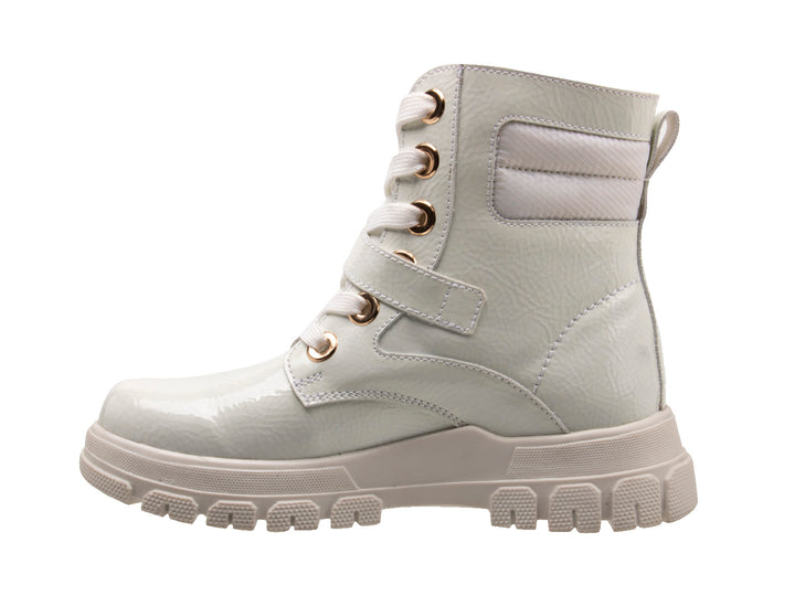 Botas blancas para niña con suela gruesa, detalles en dorado y cierre de agujetas con hebilla decorativa.
