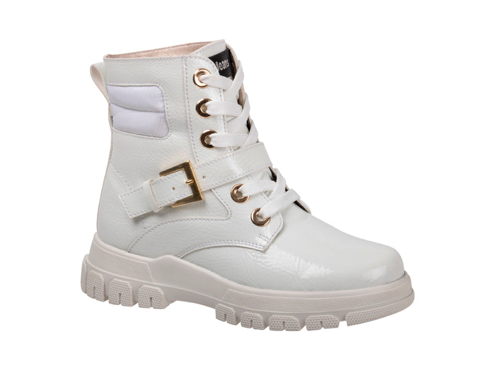 Bota blanca de caña media con suela track, agujetas y hebilla dorada decorativa.
