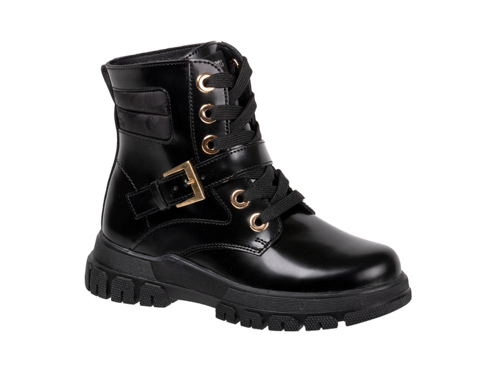 Bota negra brillante de cuello corto con suela track y detalles dorados en hebilla y ojillos.