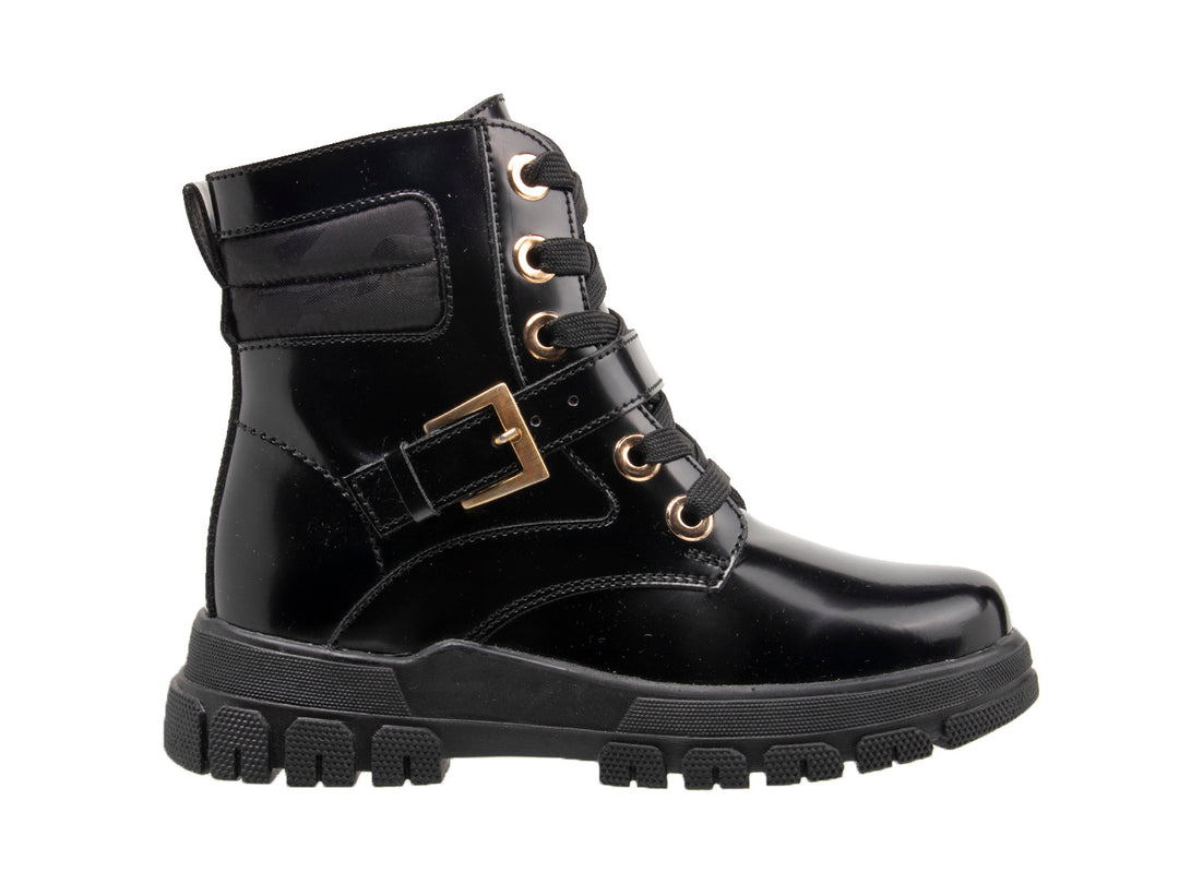 Bota negra brillante de cuello corto con suela track y detalles dorados en hebilla y ojillos.
