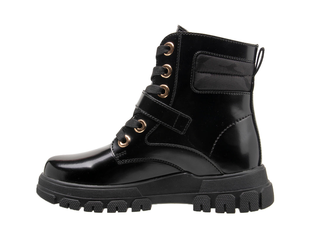 Bota negra brillante de cuello corto con suela track y detalles dorados en hebilla y ojillos.