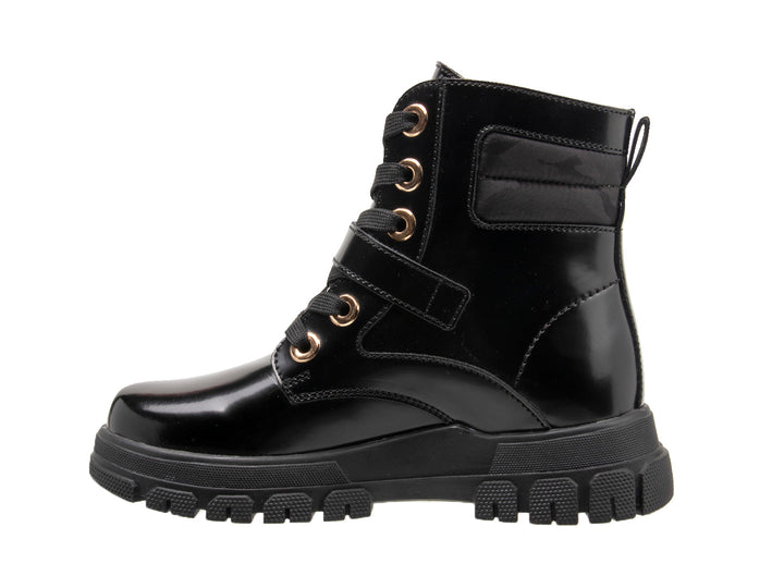 Bota negra brillante de cuello corto con suela track y detalles dorados en hebilla y ojillos.