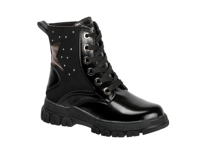 Botas negras para niña de material sintético brillante con agujetas y detalles de estrellas laterales.