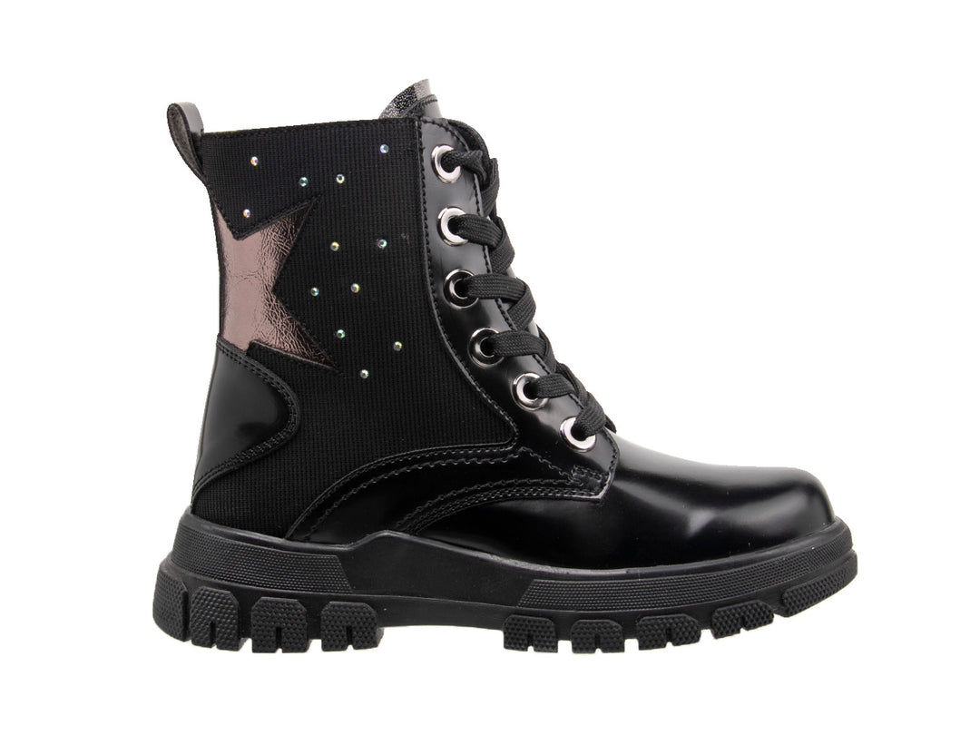 Botas negras para niña de material sintético brillante con agujetas y detalles de estrellas laterales.