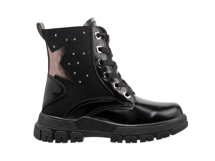 Botas negras para niña de material sintético brillante con agujetas y detalles de estrellas laterales.