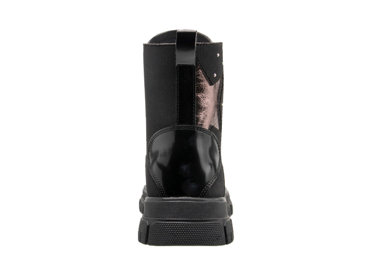 Botas negras para niña de material sintético brillante con agujetas y detalles de estrellas laterales.