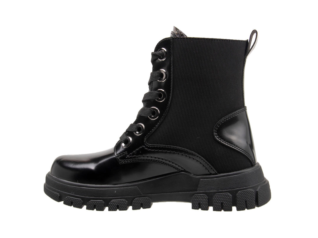 Botas negras para niña de material sintético brillante con agujetas y detalles de estrellas laterales.
