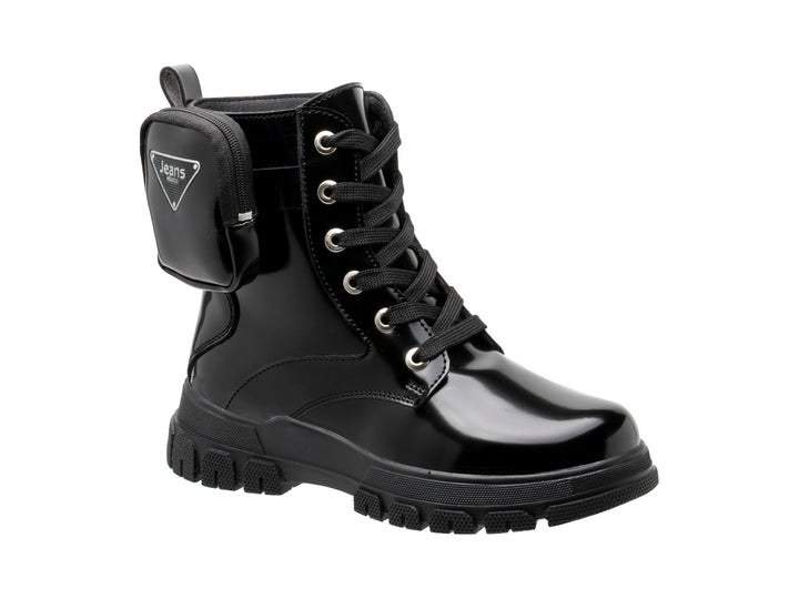 Bota negra brillante con agujetas y un pequeño bolsillo lateral sobre fondo blanco.