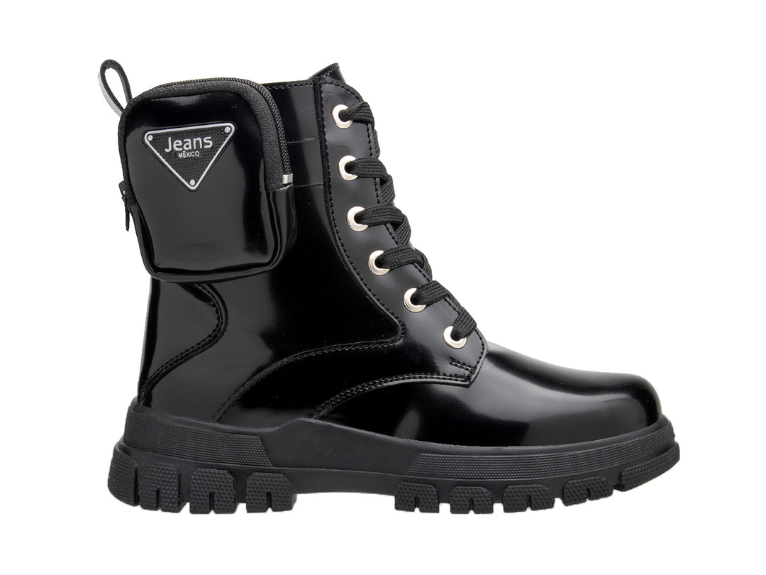 Bota negra brillante con agujetas y un pequeño bolsillo lateral sobre fondo blanco.