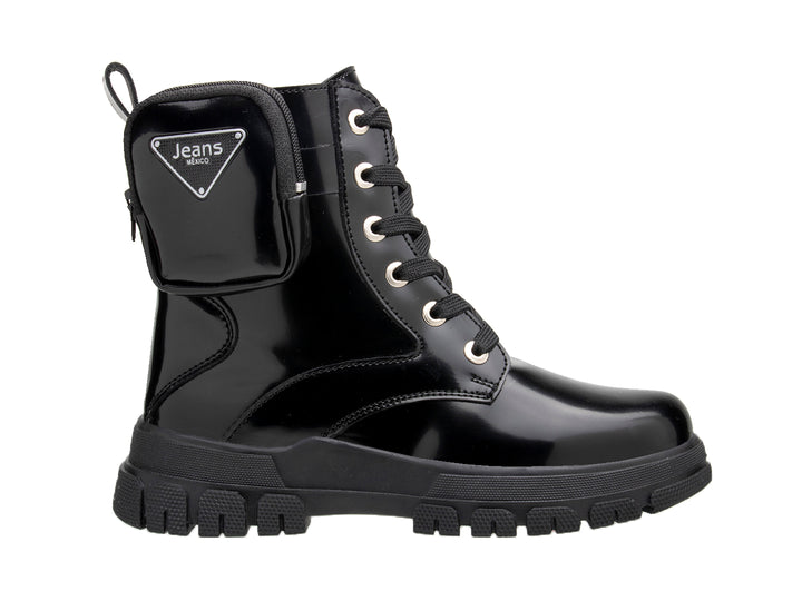 Bota negra brillante con agujetas y un pequeño bolsillo lateral sobre fondo blanco.