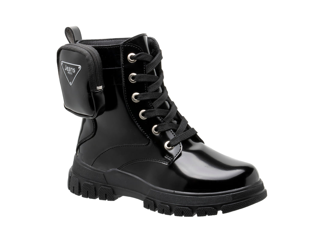 Botas negras brillantes para niña con agujetas y un pequeño bolsillo decorativo en el tobillo.