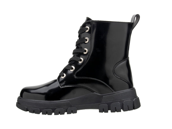 Botas negras brillantes para niña con agujetas y un pequeño bolsillo decorativo en el tobillo.