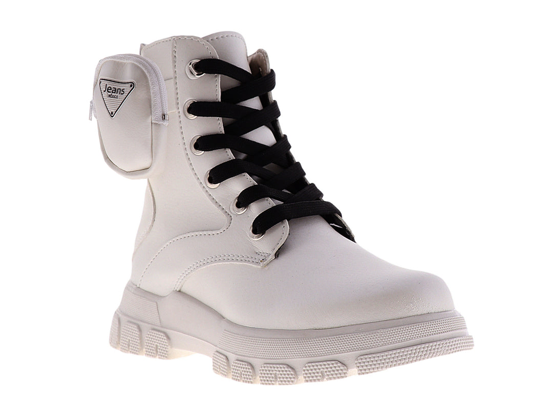 Bota blanca para niña con agujetas negras y suela gruesa dentada sobre fondo blanco.