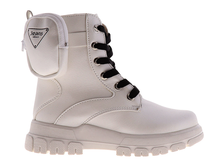 Bota blanca para niña con agujetas negras y suela gruesa dentada sobre fondo blanco.