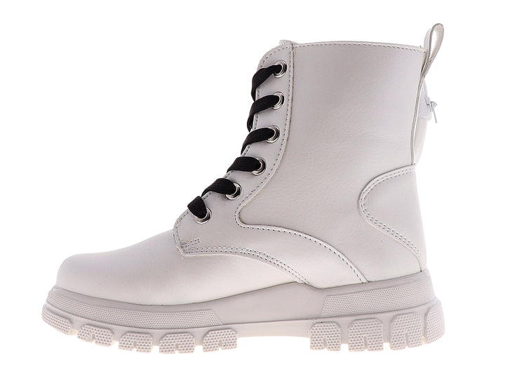 Bota blanca para niña con agujetas negras y suela gruesa dentada sobre fondo blanco.