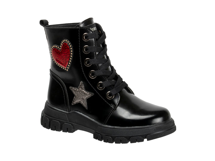 Bota negra brillante con decoraciones de corazón rojo y estrella plateada y suela track.