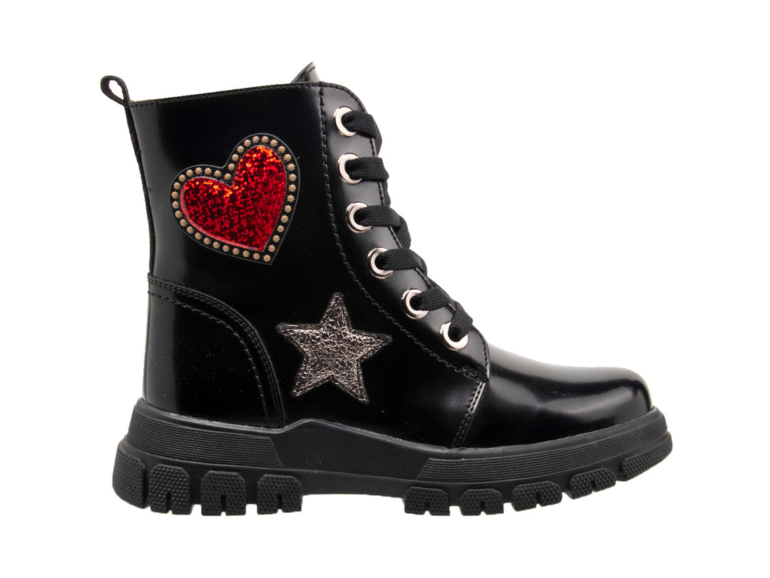Bota negra brillante con decoraciones de corazón rojo y estrella plateada y suela track.