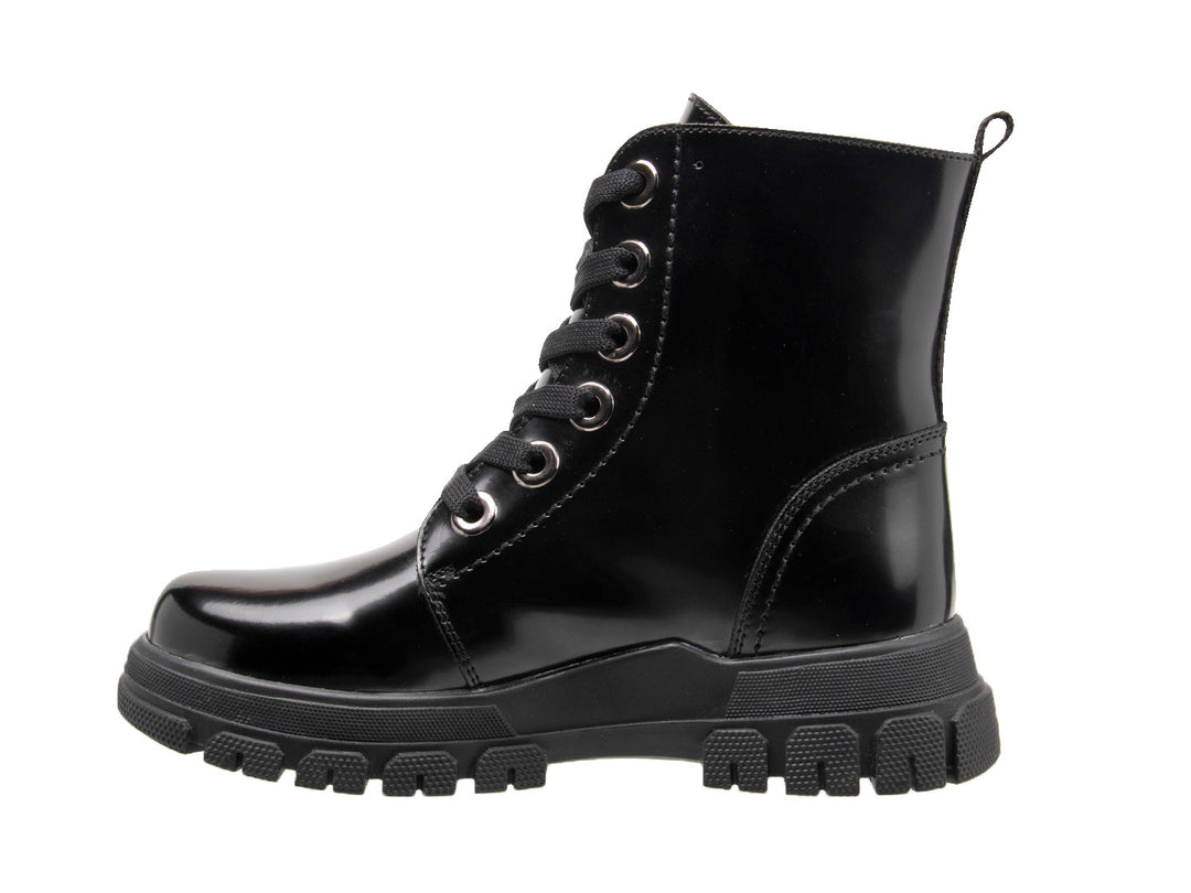 Bota negra brillante con decoraciones de corazón rojo y estrella plateada y suela track.