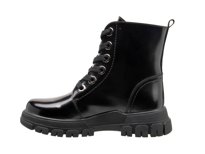 Bota negra brillante con decoraciones de corazón rojo y estrella plateada y suela track.