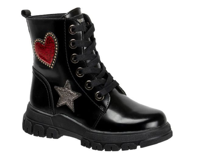 Bota infantil color negro brillante con decoraciones de corazón rojo y estrella plateada.