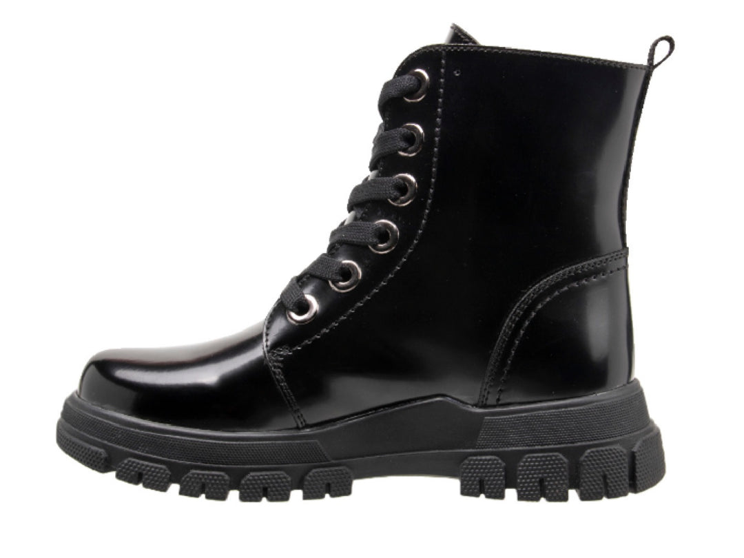 Bota infantil color negro brillante con decoraciones de corazón rojo y estrella plateada.