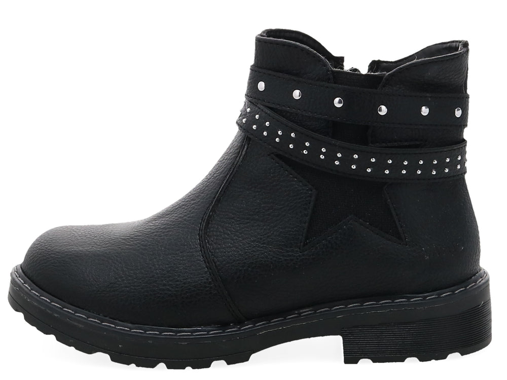 Botas negras de caña corta con correas decoradas con estoperoles plateados y suela dentada.