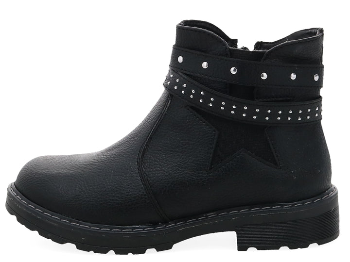 Botas negras de caña corta con correas decoradas con estoperoles plateados y suela dentada.