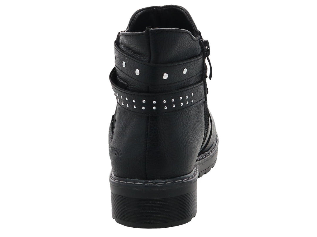 Botas negras de caña corta con correas decoradas con estoperoles plateados y suela dentada.
