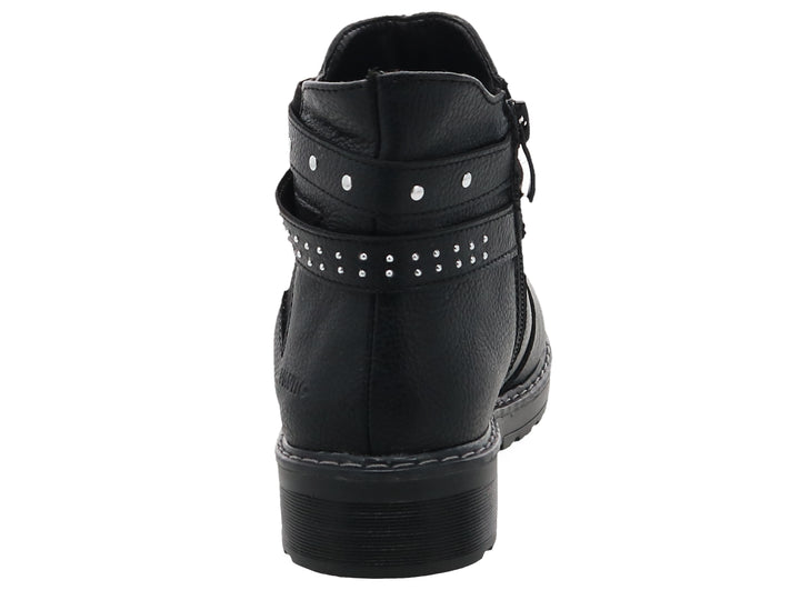 Botas negras de caña corta con correas decoradas con estoperoles plateados y suela dentada.