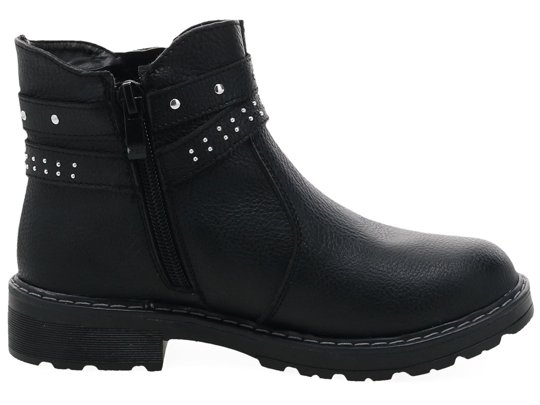 Botas negras de caña corta con correas decoradas con estoperoles plateados y suela dentada.