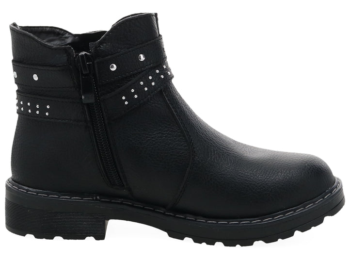 Botas negras de caña corta con correas decoradas con estoperoles plateados y suela dentada.