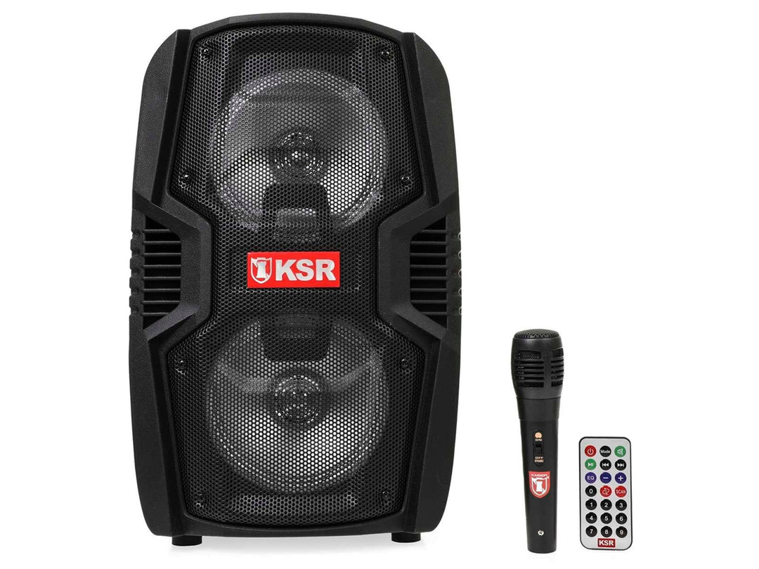 Bocina portátil color negro de la marca Kaiser Mitzu con micrófono y control remoto sobre fondo blanco.