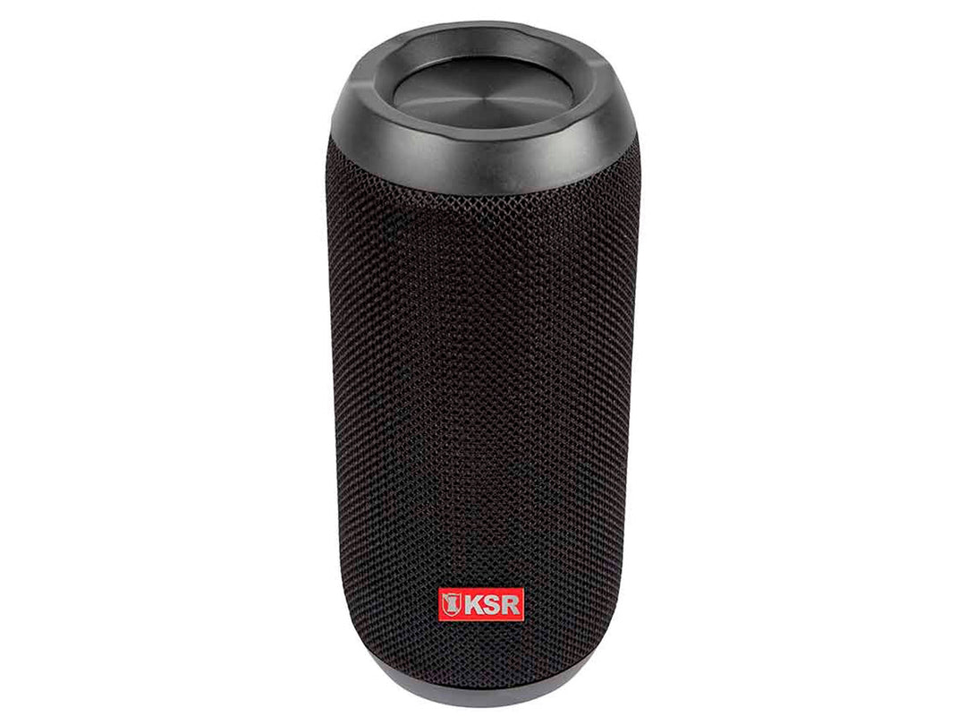 Bocina portátil cilíndrica de color negro con acabado en malla textil y detalles en plástico mate.