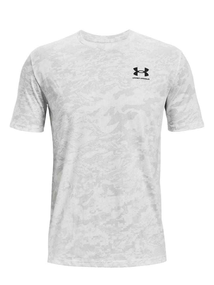 Playera deportiva Under Armour para hombre en color blanco con estampado de camuflaje gris y logo negro.