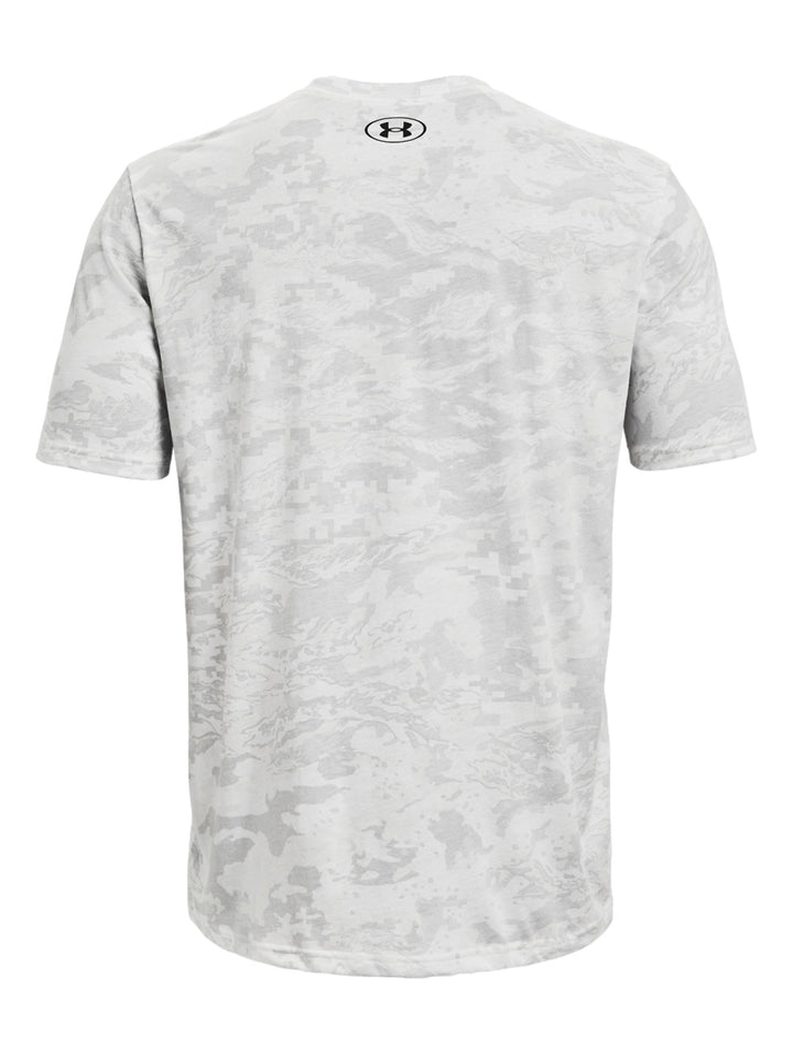 Playera deportiva Under Armour para hombre en color blanco con estampado de camuflaje gris y logo negro.